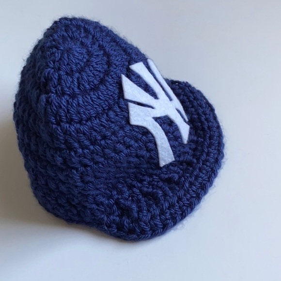 New York Yankees Hand-Knit Newborn Hat - Picture 6 of 14